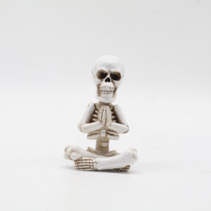 Statuetta in Resina di Scheletro in Preghiera con Gambe Incrociate, Stile Gotico Vintage, Decorazione da Tavolo per Halloween, Regalo Spirituale - Product Image 3