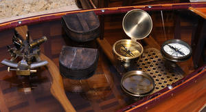 Brújula de Latón con Tapa para Exhibición en el Hogar, Oficina o Educación (10.2Lx7.6Wx1.5H cm) - Product Image 4