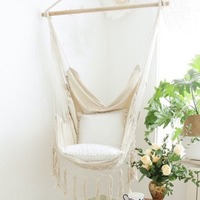 Hamac d'extérieur en coton fait à la main maille moderne en dentelle avec glands élégants pour la décoration de mariage sur la terrasse de la plage