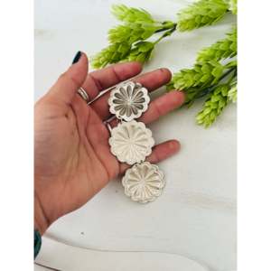 Pendientes Colgantes Navajo Hechos a Mano con Turquesa Kingman y Plata de Ley, Diseño de Flor con Concho - Product Image 5