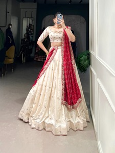 Lehenga ผ้าไหม vichitra ที่มีเลื่อมประณีตและด้ายเย็บปักถักร้อย choli ชุดแต่งงานอินเทรนด์ที่มีสัมผัสแบบดั้งเดิม - Product Image 2