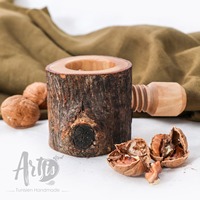 Casse-noix artisanal en bois d'olivier brun tunisien écologique ArtisRaw, durable pour une ouverture facile des noix, modèle UG011