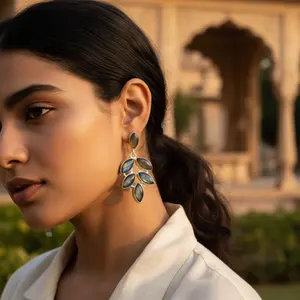 Boucles d'oreilles pendantes en labradorite plaquées or charmantes pour femmes - Product Image 2