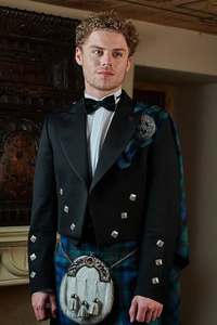 Chaqueta Prince Charlie Negra para Hombre Eoin Winston Sports con Botones Plateados y Kilt Verde Tartán a Juego, Estilo Europeo Americano Cuatro Piezas - Product Image 2