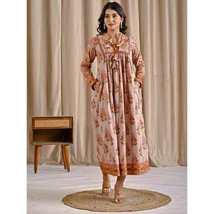 เดรสผ้าฝ้ายพิมพ์ลายสีเบจพีชทรงบาน แต่งพู่ด้านหน้า เอวทรงเอ็มไพร์ สไตล์โบโฮสุดหรู ระบายอากาศได้ดี ไซส์ XS เหมาะสำหรับใส่ไปเที่ยวคลับหรือวันหยุด - Product Image 3