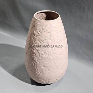 Jarrón de metal ovalado rosa suave de diseño elegante con intrincados patrones florales para exhibiciones decorativas y un estilo lujoso para el hogar - Product Image 4