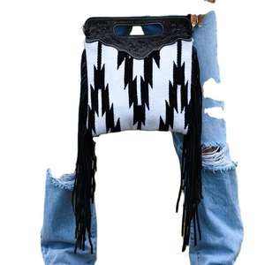 Bolso de Mano Tipo Saco de Montar con Estampado Animal Estilo Boho Occidental, Tejido a Mano con Cuero Genuino, Hecho en India - Product Image 3