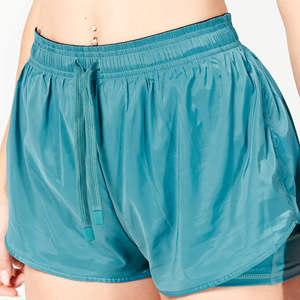 Shorts 2-en-1 pour femme en tissu brillant 95% polyester 5% élasthanne, taille régulière, avec ceinture à biais et grip en silicone - Product Image 5