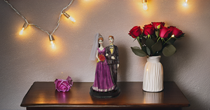 Statue de figurine peinte à la main en résine de style moderne pour la maison ou le bureau, pour la décoration de mariage et de bureau. - Product Image 3