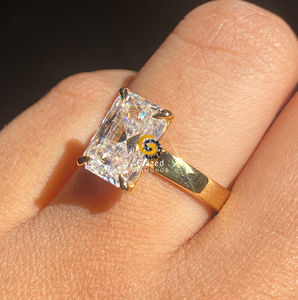 Bague de fiançailles solitaire pour femme en or jaune massif 10K, avec diamant de laboratoire taille radiant de 3 carats, sertie à griffes, à bande large, tendance - Product Image 5