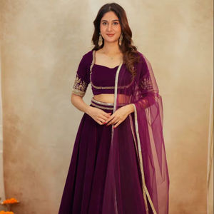 ชุดเลเฮนกาโชลีกำมะหยี่สีม่วงไวน์สุดหรู พร้อมเสื้อปักลายและผ้าคลุมไหล่เน็ต - Product Image 1