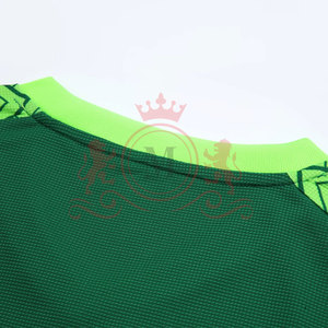 Maillot de football vert à col en V pour homme, manches courtes, en polyester respirant, coupe athlétique, toutes saisons - Product Image 4