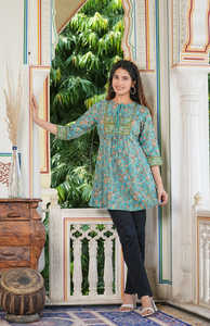 Kurti court en rayonne à imprimé géométrique noir pour femmes, avec col rond et manches 3/4, conçu pour un port quotidien doux et confortable - Product Image 2