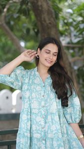 มินิเดรสผ้าฝ้ายพิมพ์ลายดอกไม้ขนาดเล็กสีฟ้ายาวถึงเข่าแต่งชั้นสไตล์ตะวันตกน่ารักและหวานสำหรับฤดูใบไม้ผลิ - Product Image 2