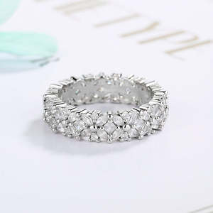 แหวนแต่งงานสแตนเลสสตีลสุดโรแมนติก ดีไซน์ดอกไม้ทรงมาร์คีส์ ประดับคริสตัลสวารอฟสกี้ ด้วยการฝังแบบทันสมัย - Product Image 2