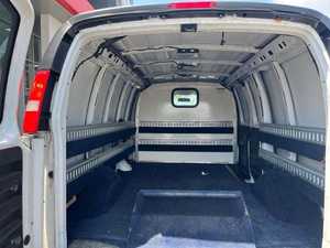 Furgoneta de Carga Express Blanca Usada 2020 2500 RWD con Neumáticos R16, Interior Claro, Asientos de Tela, Sistema de Navegación, Arranque Remoto y Trasera Abierta - Product Image 3