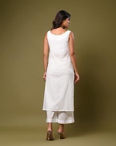 Kurta blanc et élégant en coton uni, longueur au sol, taille naturelle, sans manches, avec dupatta pour robes décontractées - Product Image 2