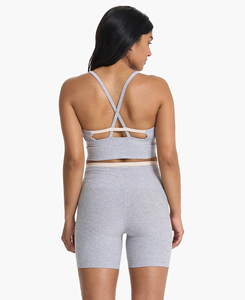 Conjunto de entrenamiento de Yoga personalizado para mujer de calidad superior Sujetador transpirable y cierre de cordón corto ajustado Logo cintura estilo deportivo sólido - Product Image 2