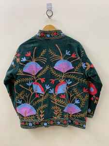 Chaqueta corta de terciopelo suave con bordado Suzani, chaqueta de primavera de inspiración vintage, abrigo uzbeko, chaqueta boho para fiesta, para mujer, regalo para ella. - Product Image 5
