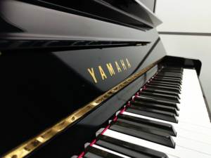 Piano droit Yamahas U10BL Piano d'occasion de haute qualité Piano professionnel de marque japonaise Choix Design classique Tonalité riche - Product Image 3