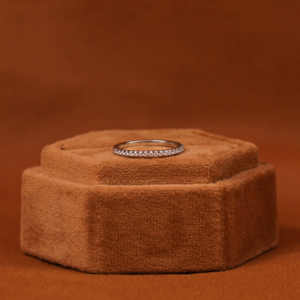 Micro pavimentado Tiny Round Cut Lab Grown Diamond Half Eternity Band 14KT Banda de boda de oro sólido Fabricación de joyas especiales para mujeres. - Product Image 1