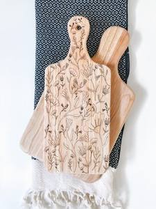 Planche à découper élégante en bois à imprimé floral avec poignée, planche de préparation haut de gamme pour une cuisine stylée - Product Image 4