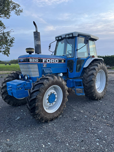Tractor de Ruedas Diésel Ford 8210 Usado de 80HP, Maquinaria Agrícola de Segunda Mano Confiable con Motor y Rodamientos a Excelente Precio - Product Image 1