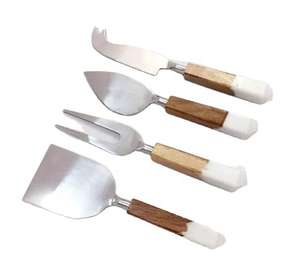 Ensemble de 4 couteaux à fromage en acier inoxydable poli durable avec manches en corne, compatibles lave-vaisselle, respectueux de l'environnement, pour planches à fromage gastronomiques - Product Image 4