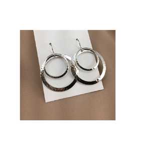 Boucles d'oreilles en laiton texturé de petite taille, style Alaska 1920, origine Inde, design géométrique unique, cadeau pour sœur - Product Image 1