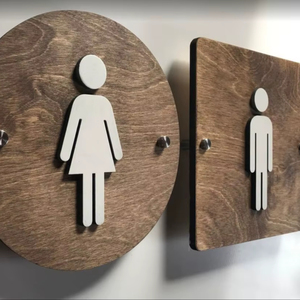 Señalización de Baño de Madera Personalizada que Cumple con la ADA |   Placa indicadora de puerta de baño |   Diseño Direccional y Táctil - Product Image 1