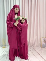 Ensemble Jilbab vert émeraude mère et fille assorti avec couronne florale parfait pour les tenues de l'Aïd islamique