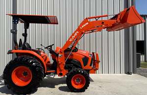 รถแทรกเตอร์คูโบต้า L2502 พรีเมียม ขับเคลื่อน 4 ล้อ ขนาดกะทัดรัด สำหรับงานเกษตร พร้อมที่ตักด้านหน้าและบุ้งกี๋ เครื่องยนต์ดีเซล 24 แรงม้า - Product Image 3