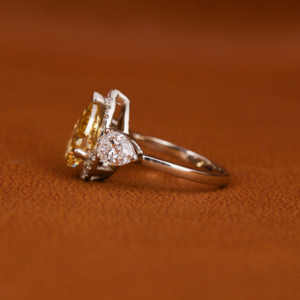 Bague de fiançailles Halo à trois pierres en or massif 18KT Trendy Yellow Pear Cut Lab Created Diamond IGI Certified Anniversary Gift Ring - Product Image 3