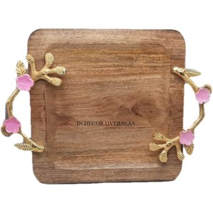 Bandeja de servicio de madera de mango con bordes curvos de forma cuadrada con asas de diseñador floral de metal chapado en oro del fabricante indio - Product Image 1