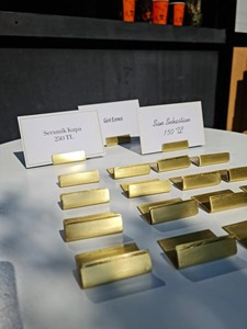 Présentoir incliné en métal brossé moderne pour cartes de prix, étiquettes, plaques signalétiques, menus ou cartes d'information fabriqués à la main - Product Image 5