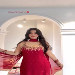 Top de imitación Georgette de diseñador para mujer y conjunto Sharara con forro de algodón y micro Dupatta de encaje de 2,1 metros para uso festivo - Product Image 2