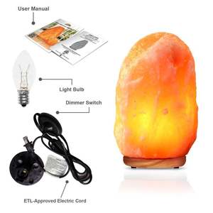 Lampe de sel de l'Himalaya sculptée à la main du Pakistan avec base en bois naturel pour la décoration de la chambre ou du salon dans un design de style amoureux - Product Image 3