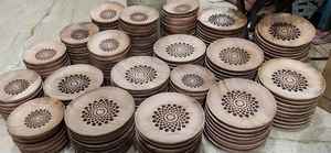 Assiette en bois noir massif pour dessert faite à la main personnalisée assiettes rondes en bois d'acacia sans danger pour le dîner - Product Image 2