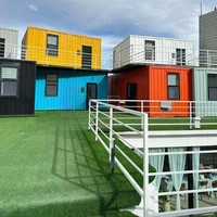 Hôtel conteneur modulaire fabriqué en Chine, entièrement équipé d'escaliers et de terrasse, adapté à l'hébergement dans les zones pittoresques