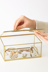 Joyero de cristal color dorado elegancia atemporal meticulosamente elaborado para elevar su exhibición de joyería con sofisticación y estilo - Product Image 2