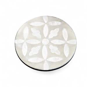 Sous-verre en nacre naturelle de style bohème d'origine vietnamienne pour servir les boissons et décorer la table de la maison - Product Image 3