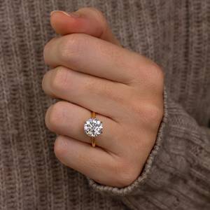 Anillo de Compromiso con Diamante Cultivado en Laboratorio de 2.00ct, Dos Tonos, Corte Catedral, con Certificación IGI y Engaste de 6 Puntas - Product Image 3