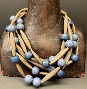 Collier en résine multibrins épais en perles texturées marron taupe et bleu déclaration style tribal audacieux artisanal tendance - Product Image 1