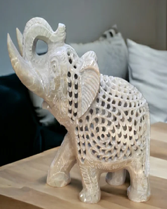 Caja temática de elefante de esteatita detallada con celosía geométrica y tapa de tablero de ajedrez. Disponible a precios mayoristas - Product Image 6