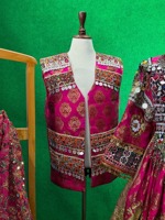 Robe traditionnelle en velours marron foncé brodée avec des fils dorés, dupatta élégant et style culturel gracieux