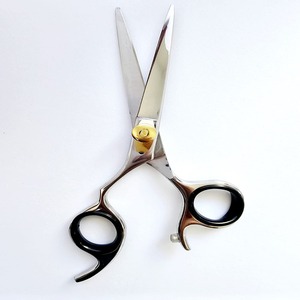 Tijeras Profesionales de Acero Inoxidable para Cortar el Cabello con Mango Desplazado, Hechas por Expertos para Barberos y Estilistas - Product Image 3