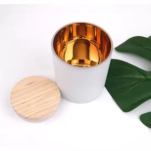 เทียนหอมถั่วเหลืองทำมือในขวดแก้วฝาไม้ตกแต่งภายในสีทองหรูหราแบบเติมได้ ของตกแต่งบ้านสำหรับเทศกาลดีวาลี อีสเตอร์ และเทศกาลต่างๆ - Product Image 1