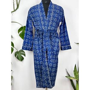 Robe de maison en coton 100% imprimée à la main, motif floral indigo Mughal Bloom, kimono pour homme, matière douce - Product Image 1