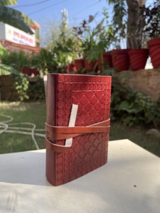 Journal en cuir fait main, design floral gaufré écologique, rechargeable, papier artisanal durable, parfait pour écrire et dessiner - Product Image 5