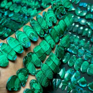 Top Great Natural Chrysocolle & Malachite Pair Green Agate Cabochon Lot assorti pour la fabrication de bijoux et la guérison des pierres polies - Product Image 3